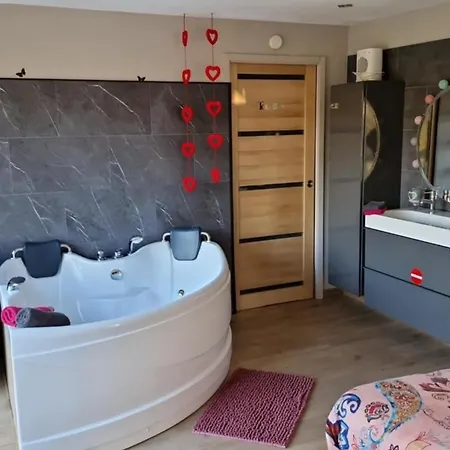 O Апартаменты *